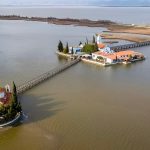 Πλωτό όνειρο: Το ωραιότερο μοναστήρι της Ελλάδας βρίσκεται πάνω σε νησάκια που ενώνονται με γέφυρα