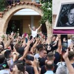 Ανατριχίλα: Πάρα πολύ κόσμος περιμένει τη σορό του Μαζωνάκη για το λαϊκό προσκύνημα στον ιερό ναό Αγ. Τριάδας στη Νίκαια