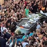 LIVE: Γιώργος Μαζωνάκης: Η λαϊκή αγρυπνία στη Νίκαια – Πλήθος κόσμου για το τελευταίο «αντίο»