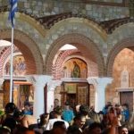 Aγρυπνία για τον Μαζωνάκη – Άγριο ξύλο έξω από το ναό σε επιδειξία