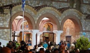 Aγρυπνία για τον Μαζωνάκη – Άγριο ξύλο έξω από το ναό σε επιδειξία