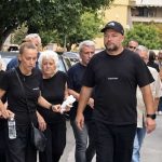 Από την πλαϊνή πόρτα μπήκαν στον ναό οι γονείς και οι αδελφές του Μαζωνάκη: Δίπλα τους διακριτικά ο σωματοφύλακας