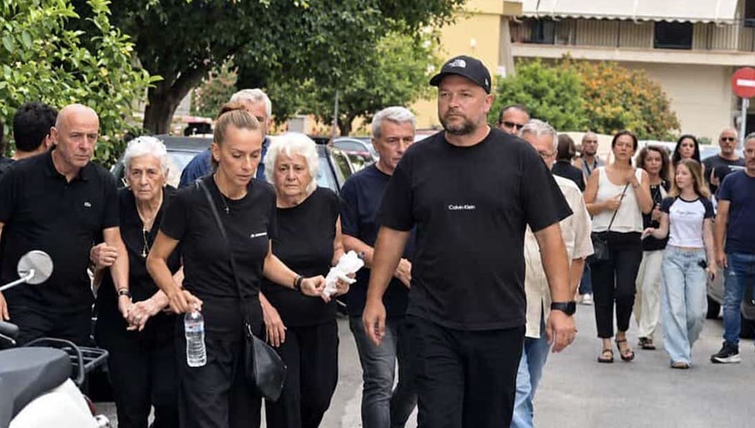 Από την πλαϊνή πόρτα μπήκαν στον ναό οι γονείς και οι αδελφές του Μαζωνάκη: Δίπλα τους διακριτικά ο σωματοφύλακας