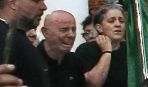 Μαζωνάκης: Σπάραξε ο πατέρας του πάνω από το φέρετρό του – Τραγική φιγούρα οι αδερφές του στη Νίκαια