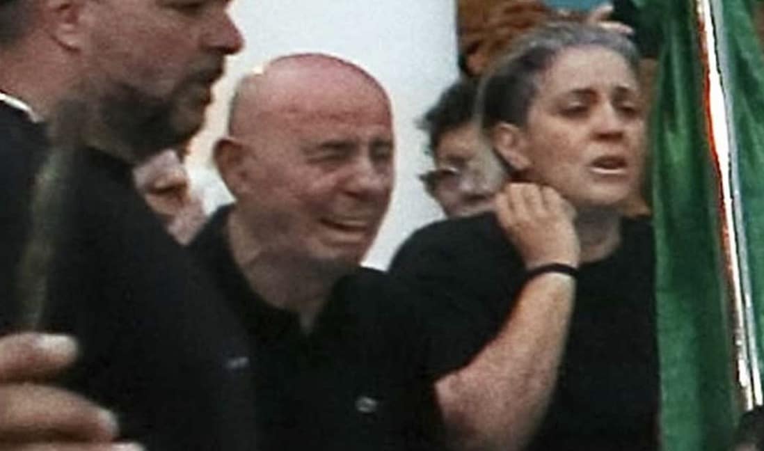 Μαζωνάκης: Σπάραξε ο πατέρας του πάνω από το φέρετρό του – Τραγική φιγούρα οι αδερφές του στη Νίκαια