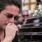 Ο Νίκος Οικονομόπουλος με λυγμούς στις κάμερες: «Νιώθω ενοχές για τον Γιώργο γιατί…» – Το τηλεφώνημα που δεν απάντησε πριν τον θάνατο