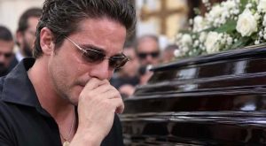Ο Νίκος Οικονομόπουλος με λυγμούς στις κάμερες: «Νιώθω ενοχές για τον Γιώργο γιατί…» – Το τηλεφώνημα που δεν απάντησε πριν τον θάνατο
