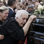 Κηδεία Μαζωνάκη: Γαντζωμένη πάνω στη νεκροφόρα η μάνα του – Ουρλιάζει η Μαρία και λιποθυμάει, μόνο η Βάσω είναι δυνατή
