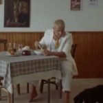 Αδημοσίευτο βίντεο: Ο Γιώργος Μαζωνάκης… ξυπόλητος και με κουστούμι, τρώει μόνος σε ταβέρνα μαζί με το σκυλί του