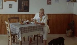 Αδημοσίευτο βίντεο: Ο Γιώργος Μαζωνάκης… ξυπόλητος και με κουστούμι, τρώει μόνος σε ταβέρνα μαζί με το σκυλί του