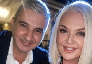 Ρούλα Κορομηλά: Ένας «φύλακας άγγελος» στο πλευρό της – Η σπάνια φωτογραφία και το συγκινητικό μήνυμα