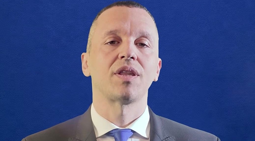 Ο Ηλίας Κασιδιάρης ανακοίνωσε σήμερα επίσημα το κόμμα του με ένα βίντεο «φωτιά»