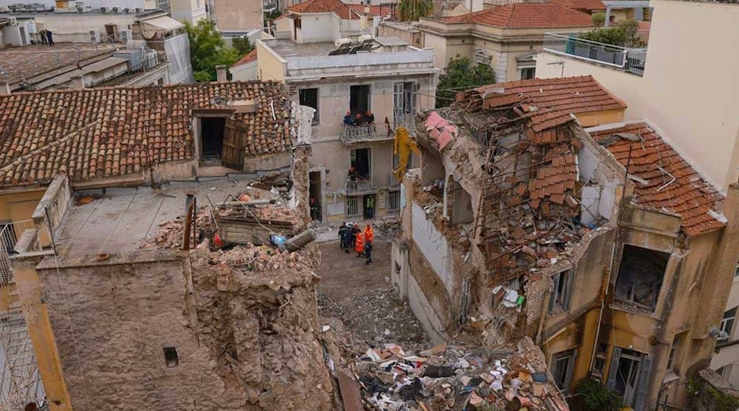 ΑΔΙΑΝΟΤΗ ΤΡΑΓΩΔΙΑ ΣΤΗΝ ΠΛΑΚΑ