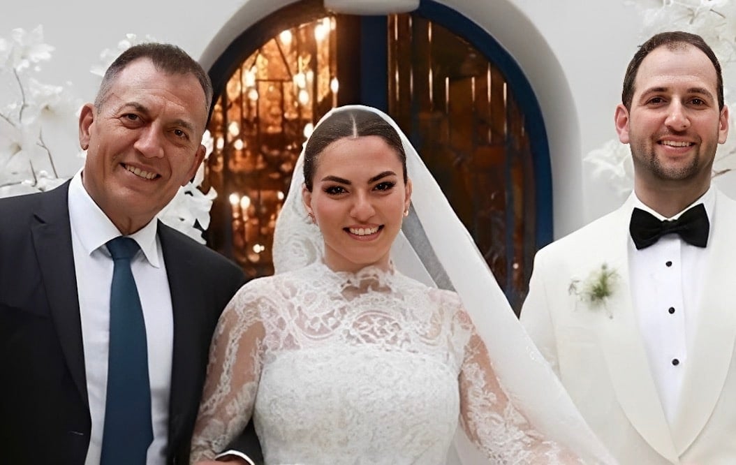 Παντρεύτηκε η κόρη του Γιάννη Βρούτση, Νίκη - Το εντυπωσιακό νυφικό