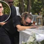 Συμβαίνει τώρα! Ξανά στο μνήμα του Μαζωνάκη η Βάσω: Γατζώθηκε πάνω από τον τάφο και δεν άφηνε τα μάρμαρα-Την τράβαγε ο Μακρυνιώτης