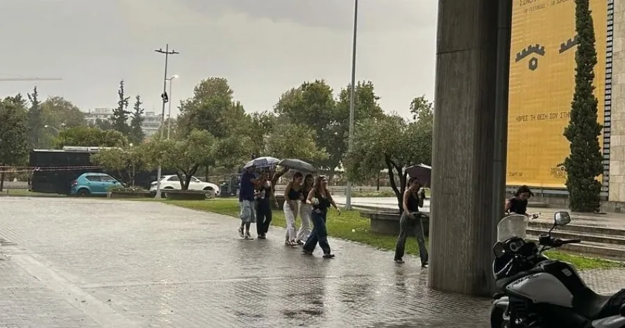 Βρέχει «καρέκλες» τώρα στη Θεσσαλονίκη: Στον αέρα η συναυλία του Ρέμου – Θεία Δίκη για τον ΜΑΖΩ λένε οι φαν