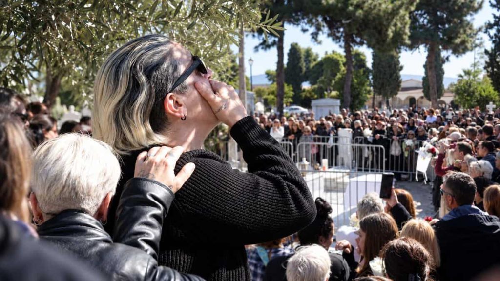 Μνημόσυνο Μαζωνάκη: Τα ουρλιαχτά της Μαρίας πάνω από το μνήμα – «Σήκω Γιώργο να μας δεις, εδώ είμαστε Γιώργο»