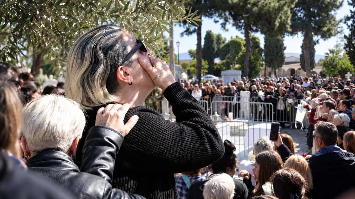 Μνημόσυνο Μαζωνάκη: Τα ουρλιαχτά της Μαρίας πάνω από το μνήμα - «Σήκω Γιώργο να μας δεις, εδώ είμαστε Γιώργο»