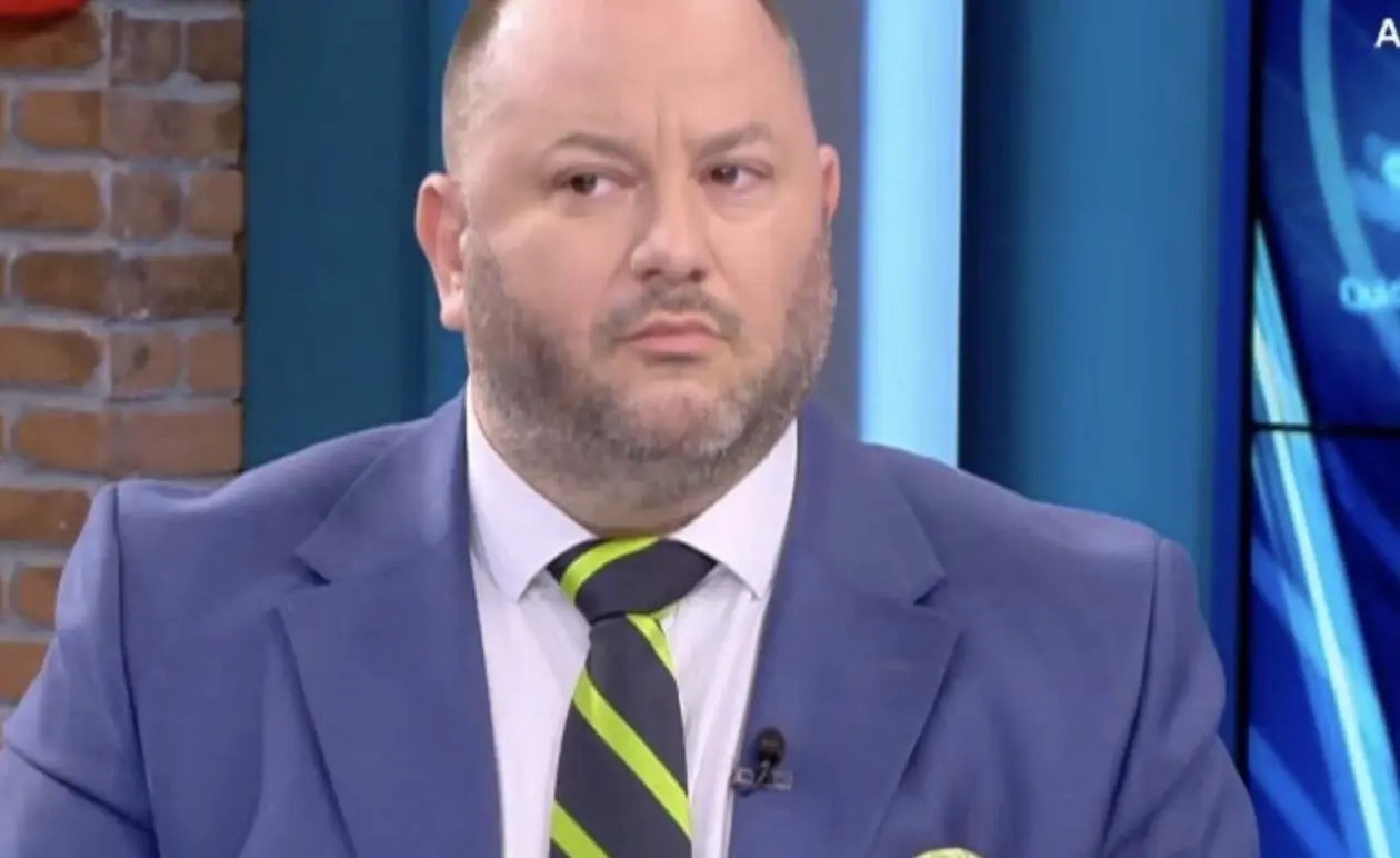 ΔΕΝ ΗΤΑΝ ΤΟ ΠΑΙΔΙ ΤΟΥ ΤΕΛΙΚΑ: ΜΑΘΕΥΤΗΚΕ ΠΟΙΟΝ ΕΒΡΙΖΕ ΧΥΔΑΙΑ ΣΤΟ ΒΙΤΝΕΟ Ο ΑΝΔΡΕΑΣ ΘΕΟΔΩΡΟΠΟΥΛΟΣ