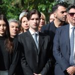 Πέντε χρόνια από τον θάνατο της Φώφης Γεννηματά: Ο σύζυγός της και ο γιος της στο μνήμα – Οι εικόνες από το μνημόσυνο