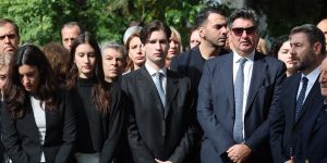 Πέντε χρόνια από τον θάνατο της Φώφης Γεννηματά: Ο σύζυγός της και ο γιος της στο μνήμα – Οι εικόνες από το μνημόσυνο