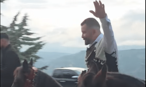 Ηράκλειο: Γαμπρός έφτασε στην εκκλησία συνοδεία 14 καβαλάρηδων και παντρεύτηκε με 14 κουμπάρους