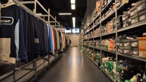 Το «κρυφό» outlet της Πειραιώς: Πού θα βρεις Guess, Versace Jeans και Solomon στη μισή τιμή