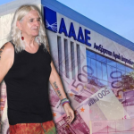Οι «δεσμίδες» 500ευρων «αέρα–πατέρα» στον Νίκο Καρβέλα και η έφοδος της ΑΑΔΕ στο σπίτι του – Το επεισόδιο με τους Εφοριακούς και τα 850.000 ευρώ