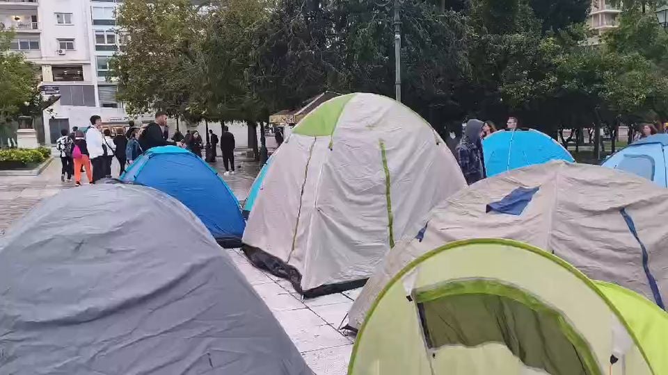 Οι φοιτητές κατασκηνώνουν στο Σύνταγμα μέσα στη βροχή - Τα μέτρα που ζητούν από την κυβέρνηση 