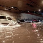 Μεγάλη καταιγίδα τώρα στη χώρα μας – Πλημμύρισαν δρόμοι και καταστήματα – Διακόπηκε η κυκλοφορία