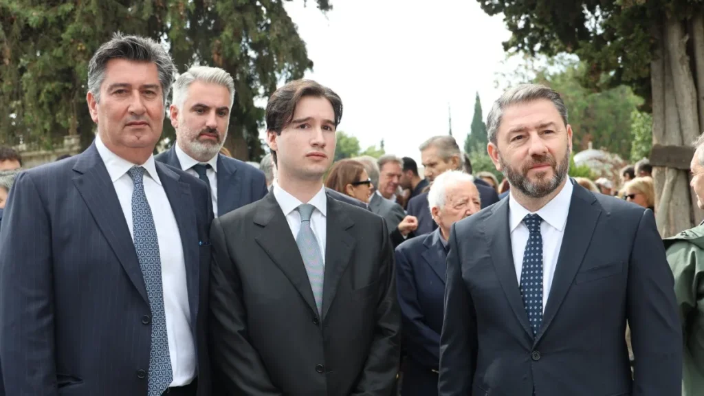 Φώφη Γεννηματά: Πέντε χρόνια χωρίς εκείνη – «Ράγισαν καρδιές» στο μνημόσυνο υπό βροχή και τα συγκινητικά λόγια του γιου της (Φωτογραφίες)