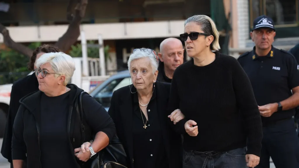 Μαζωνάκης: Έφτασε συντετριμμένη η οικογένειά του στο 40ήμερο μνημόσυνο – Οι πρώτες φωτογραφίες από τη Νίκαια