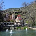 Ελληνικός ναóς είναι χτισμένος πάνω σε σπηλιά και από κάτω του τρέχουν νερά από πηγές