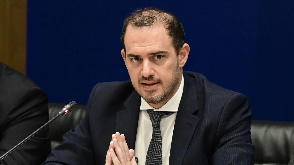 ΣΟΚ ΜΟΛΙΣ ΤΩΡΑ – ΚΑΤΕΡΡΕΥΣΕ ΜΕΣΑ ΣΤΗΝ ΕΛΛΗΝΙΚΗ ΒΟΥΛΗ Ο ΥΠΟΥΡΓΟΣ – ΤΟΝ ΠΑΝΕ ΣΤΟ ΝΟΣΟΚΟΜΕΙΟ