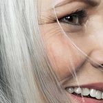 Η πραγματική ψυχολογική σημασία του να αφήνεις τα γκρίζα μαλλιά σου φυσικά