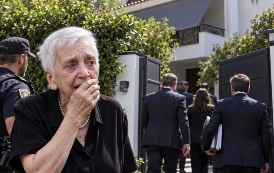 Συμβαίνει τώρα! Ενώπιον της μητέρας του εισέβαλαν στο σπίτι του Μαζωνάκη - Τι βρήκαν οι Αρχές και ο ανακριτής;