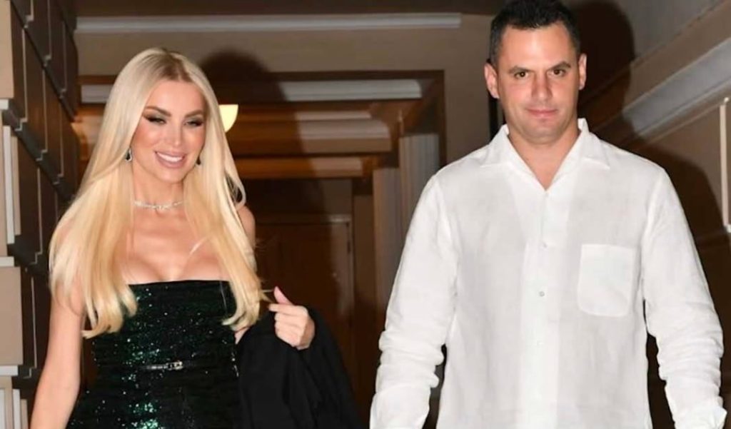 Κατερίνα Καινούργιου και Παναγιώτης Κουτσουμπής σε επίσημη κοινή εμφάνιση – Με γυαλιστερή πλατφόρμα η παρουσιάστρια