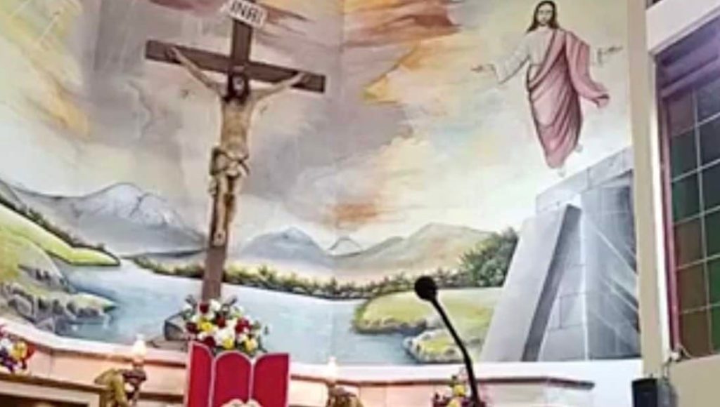 Αδιανόητη τραγωδία: Ιερέας σκοτώθηκε την ώρα της λειτουργίας όταν έπεσε πάνω του ο σταυρός