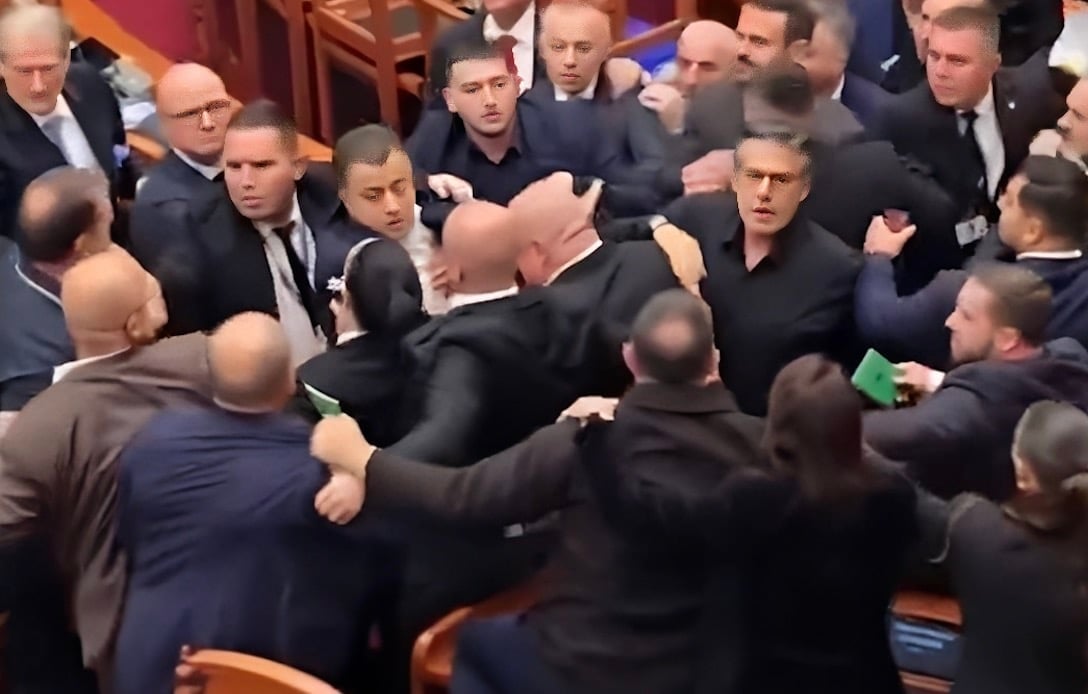 «Τρελό» ξύλο μέσα στην Βουλή της Αλβανίας - Πλακώθηκαν μεταξύ τους βουλευτές