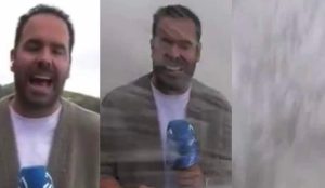 «Πάγωσαν» οι τηλεθεατές: Τρόμος on air… τεράστιο κύμα «κατάπιε» γνωστό δημοσιογράφο και εικονολήπτρια την ώρα ενω ήταν σε ζωντανή μετάδοση – Άφωνος ο παρουσιαστής