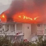 Σπίτι στην Ελλάδα πήρε φωτιά μετά από κεραυνό – Βίντεο σoκ