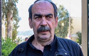 Στο νοσοκομείο ο Γιώργος Ξυλούρης – Αναβλήθηκε για το 2027 η δίκη του για τον ΟΠΕΚΕΠΕ