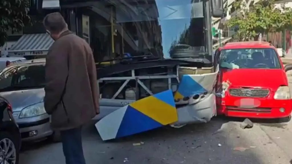 Σοβαρό τροχαίο: Λεωφορείο συγκρούστηκε με αυτοκίνητο