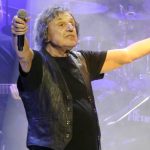 Θpίλεp με Βασίλη Παπακωνσταντίνου: Μεγάλη ανησυχία με τη σιωπή μετά την πνευμονία – Τι συνέβη στον αγαπημένο τραγουδιστή